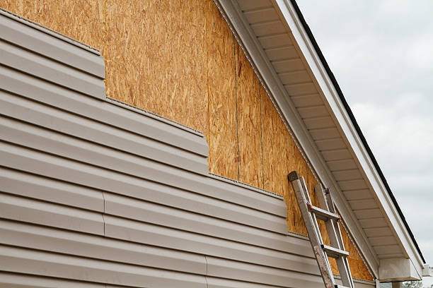 Professional Siding Installation technician working in Hillsboro, IL